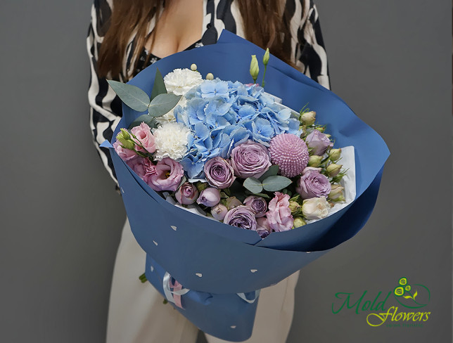 Bouquet of blue hydrangea and purple roses photo